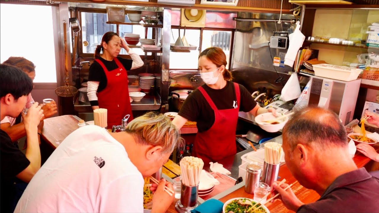 В ресторане всего шесть мест, и он всегда полон!Рамен ятай в старинном японском стиле!