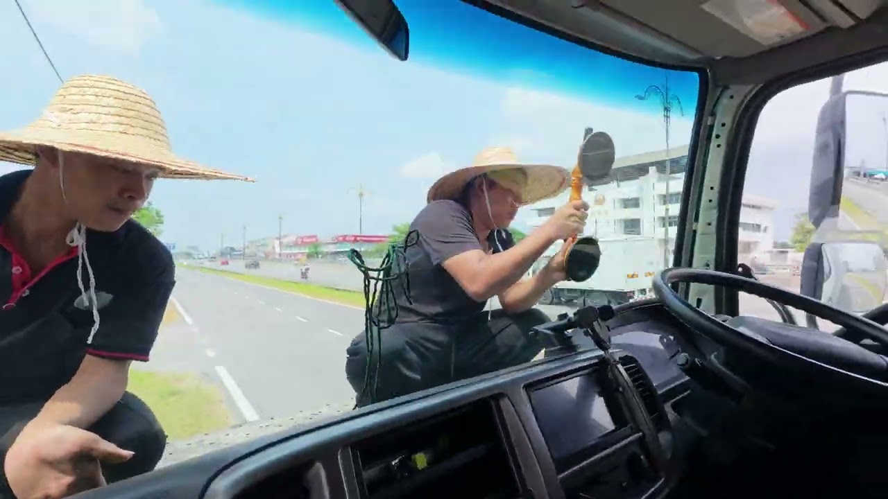 Hino 500 Windscreen Replacement | Expert Service by Wind Auto Windscreen