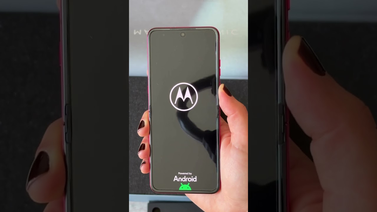 Unboxing the Motorola Razr Ultra in Cabaret