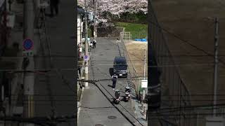 駐車違反の瞬間　その1 警察が違反ステッカー貼る瞬間です