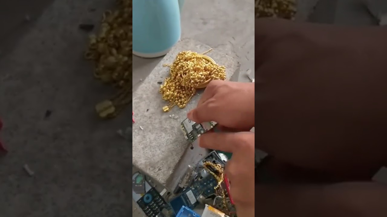 Recycle gold from old phone to recover 