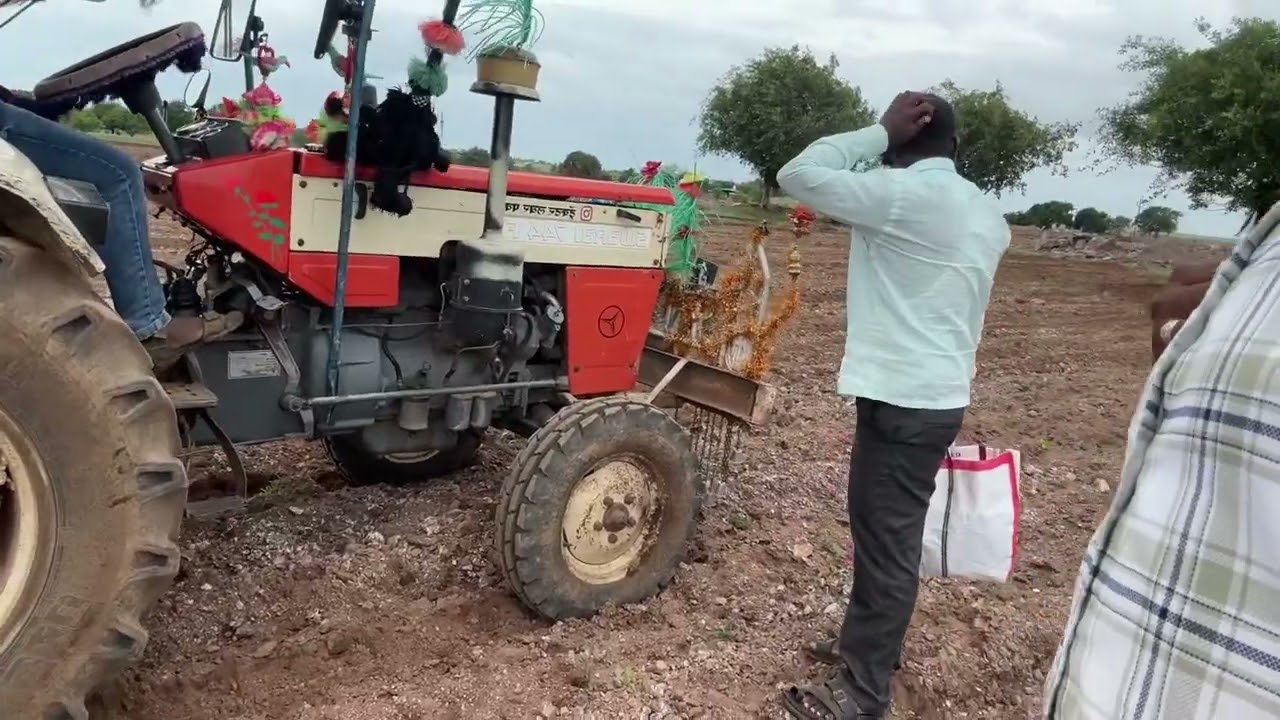 आबा आला पेरायला आडवा पूजीने फुलवून लावला घरन बी घेऊन आला वाटप कर म्हटल का गप्प 😭#गावठीनिलेशपुनम