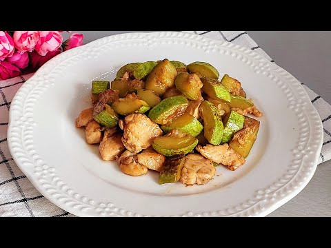 Видео: Как вкусно и быстро приготовить ужин. Нежное куриное филе с кабачками на сковороде.