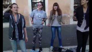 Ragazze francesi cantano per un gelato