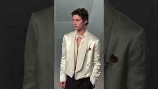 Troye Sivan stuns on the Vanity Fair #Oscars party carpet