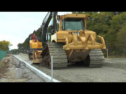 volvo-ecr-235el-och-cat-d6-bulldozer-jämnar-till-för-att-lägga-asfalt-på-en-ny-väg