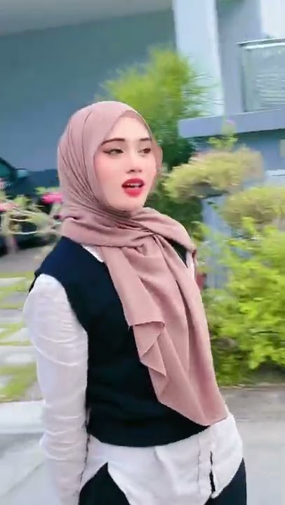 'Ada cowok baju hitam membuat saya terpana' ..😍😍 Marsya Rahim