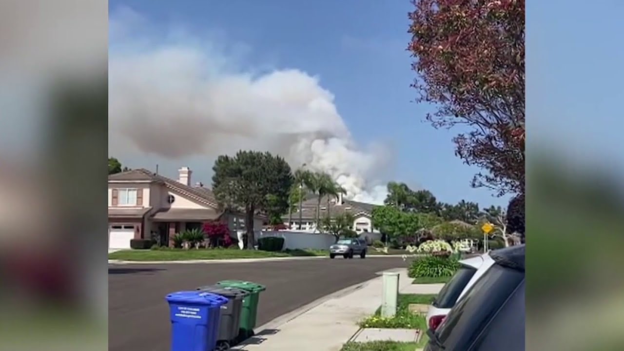 Brush fire in Carlsbad prompts evacuations | NBC 7 San Diego - YouTube