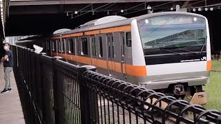 【E233系0番台T-35編成 om入場回送(グリーン車組み込み等工事・暫定最終入場・装置保全)】E233系0番台T-35編成が大宮駅13番線に入線到着停車するシーン(回8880M)2023,9,11