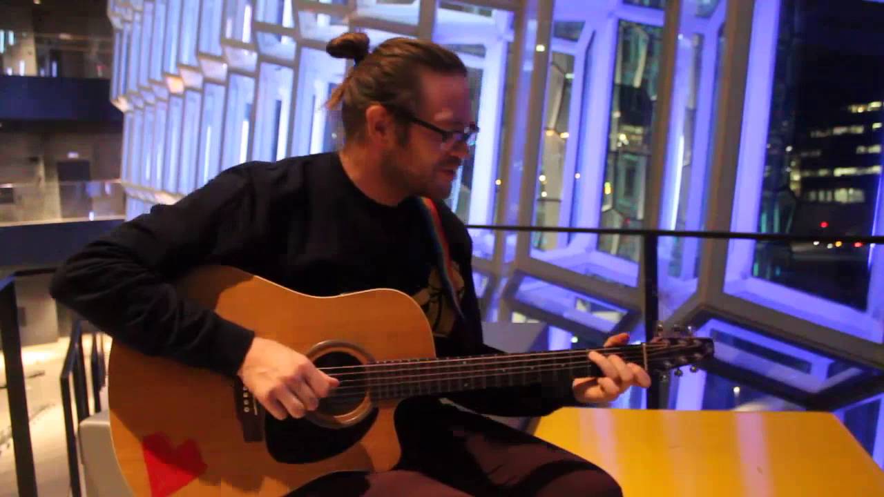 Helgi Valur sings for escXtra
