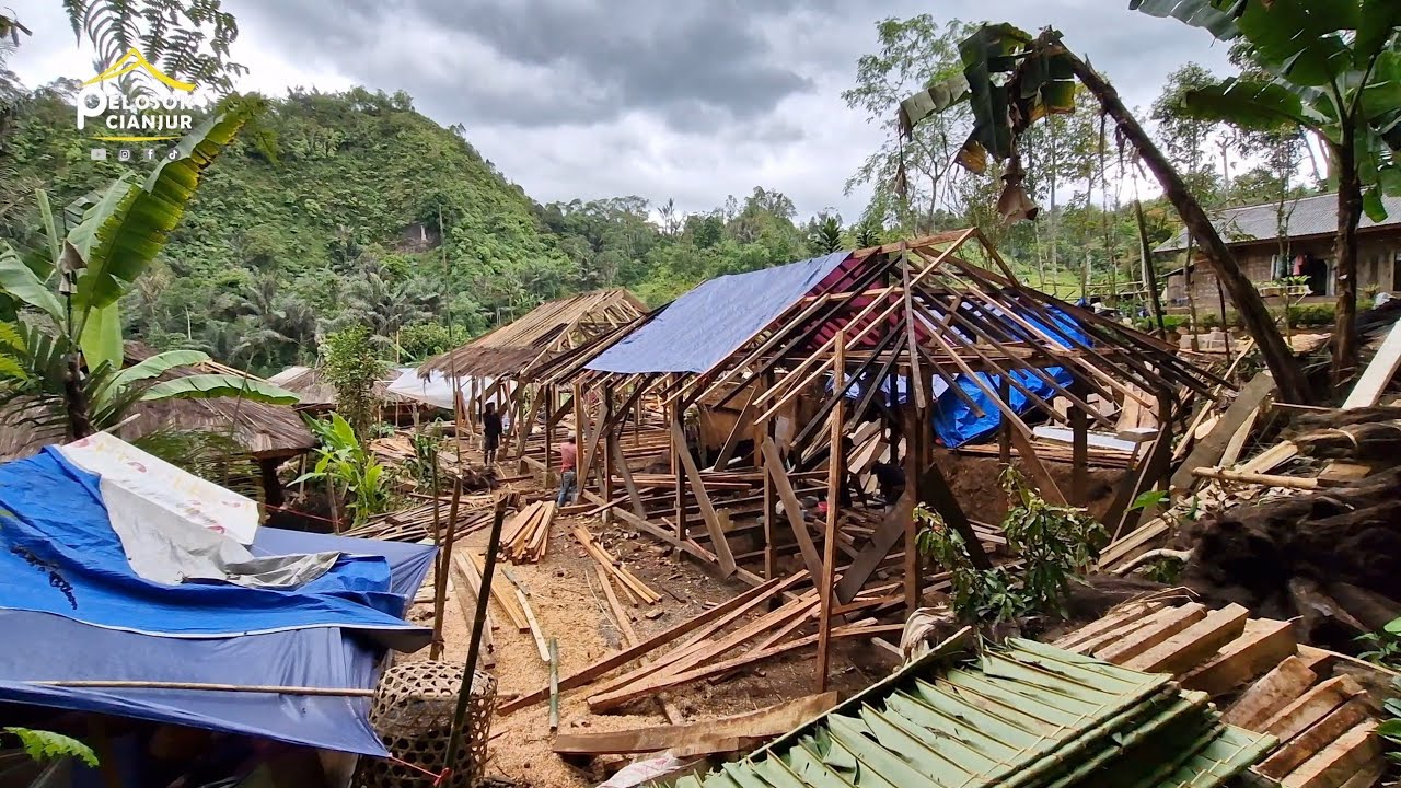 Proses pembuatan rumah adat miduana 