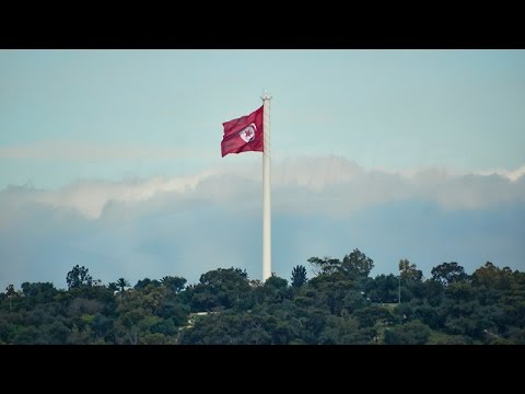 Le Drapeau Tunisien Flotte Au Plus Haut Youtube