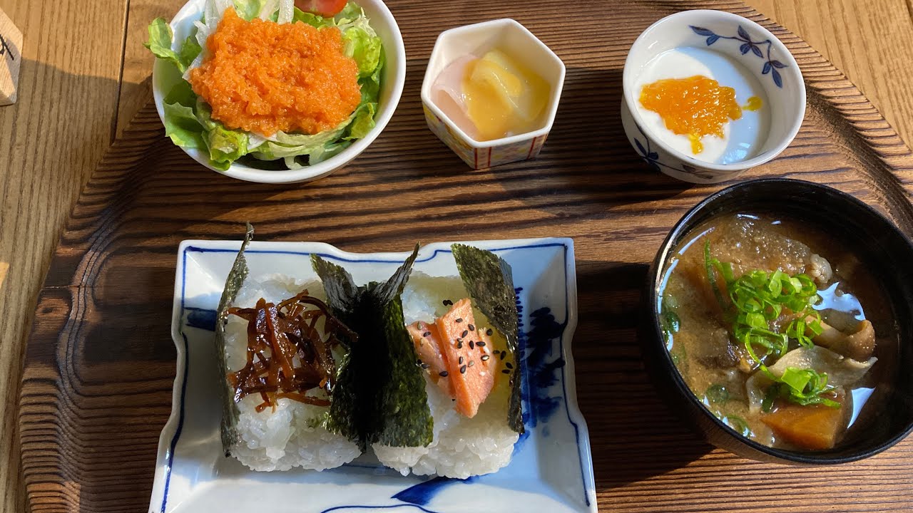 鮭おにぎり生姜昆布おにぎり刺身こんにゃく豚汁カフェオレ