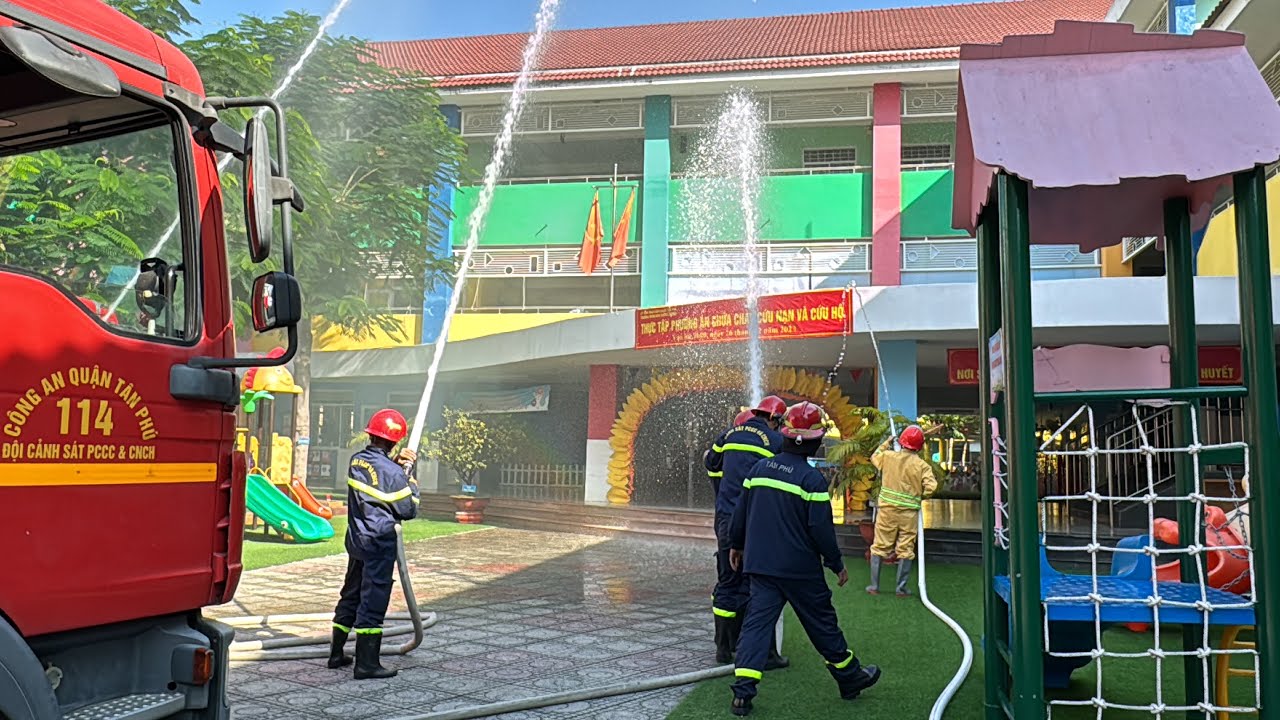 Thực hiện phương án chữa cháy cứu nạn và cứu hộ tại trường Mầm non Hướng Dương năm học 2023-2024