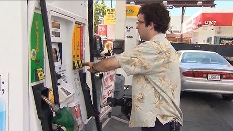MoneyWatch: Gas prices keep dropping; Apple Pay loses vendors