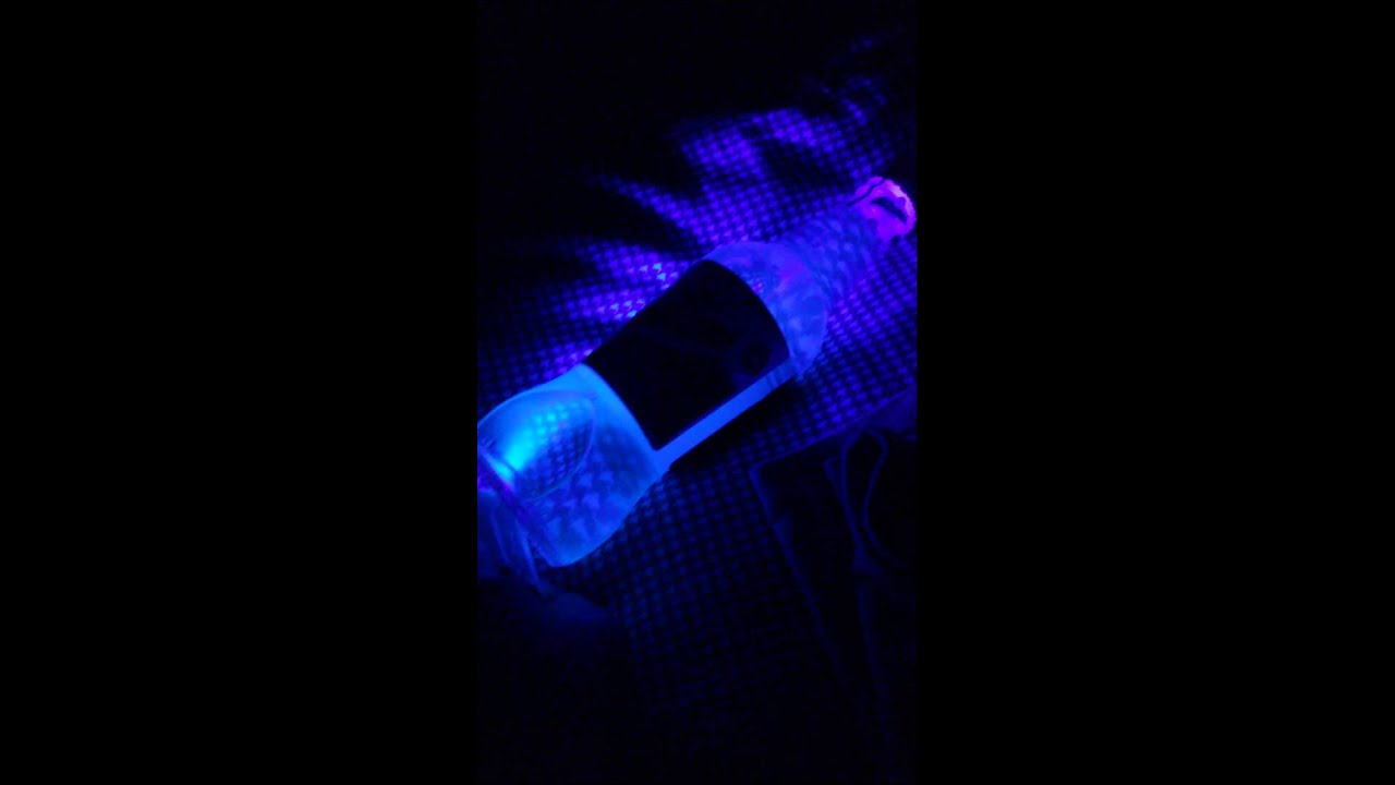 Black light + Tonic water = glowing water 😎 - YouTube