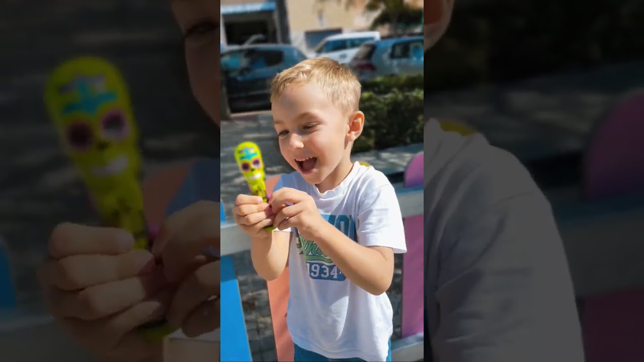 They couldn't resist the sweet monster 🧟🍭