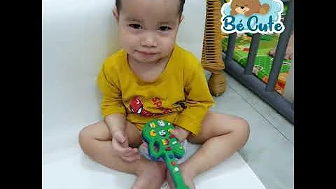 Shop Bé Cute - em bé cầm cây đàn 14k nhỏ xíu xìu xiu 🎸