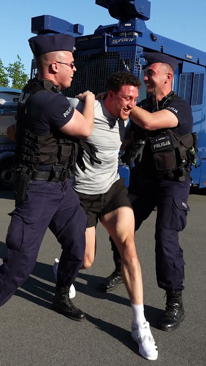 ILU POLICJANTÓW POTRZEBA ABY OBEZWŁADNIĆ OJCA BEZ SPRZĘTU
