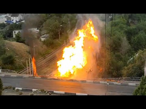Пожар в Саратове: грузовик упал с моста на газовую трубу