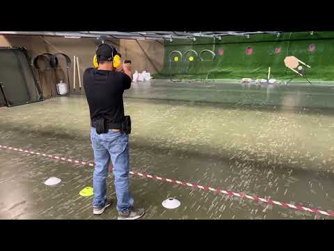 Puputok din ang aming junior na firearms instructor