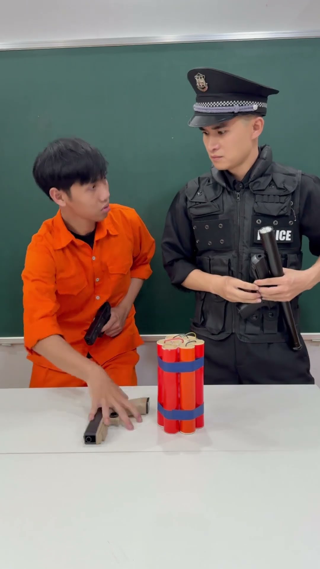 LNS - Anh Cảnh Sát Su Hào đập bàn chia SÚNG Nerf ???Police dance with prisoner #shorts