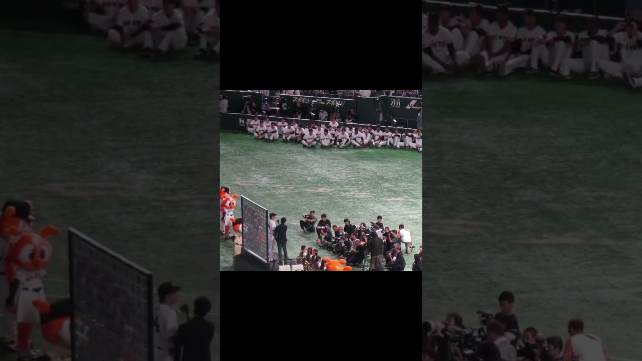 ③大城卓三の優勝インタビューを見る選手たち（読売ジャイアンツ 対 横浜DeNAベイスターズ 2024年10月2日） #ジャイアンツ動画 #野球