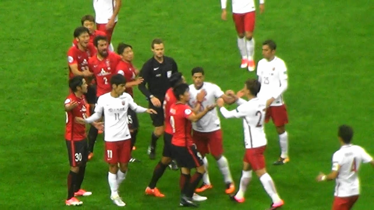 サッカーのドロップボールとは 適用される状況やマナーを紹介 ふっとぼるーる サッカーのドロップボールとは 適用される状況やマナーを紹介 ふっとぼるーる