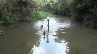 Трактор, который ездит в воде. Tractor, who rides in the water