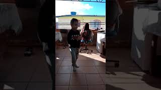 Pedrinho arrepiando na dança