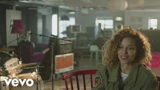 Miniatura de vídeo de "Izzy Bizu - Mad Behaviour (Spotify Buzz Session)"