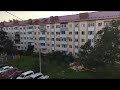 В Южно-Сахалинске из окна дома без предупреждения полетели двери и прочий хлам