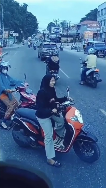 senyumnya gadis hijab manis banget bikin baper