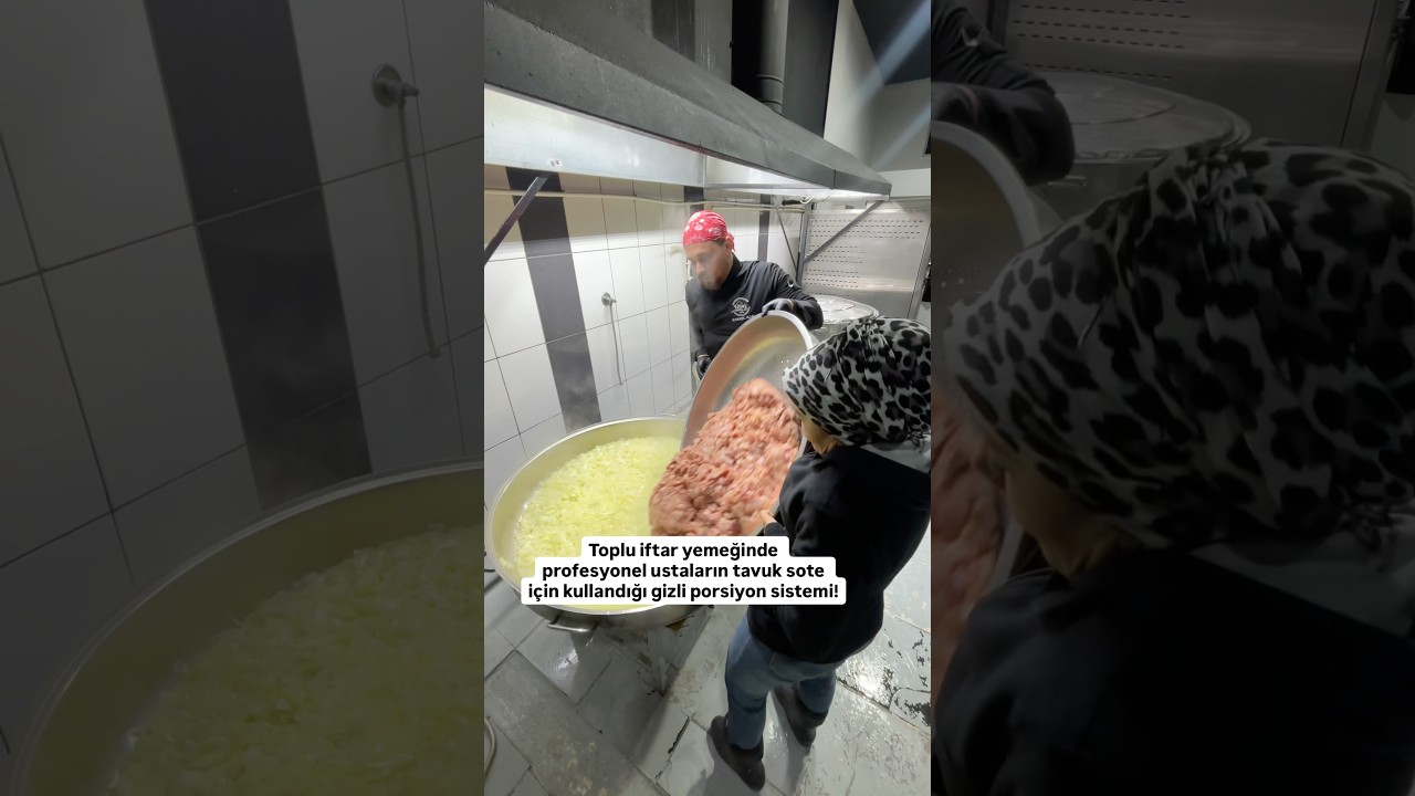 Toplu iftar yemeklerinde ustaların tavuk sotede kullandığı porsiyon hesaplama yöntemi! Toplu iftar yemeklerinde ustaların tavuk sotede kullandığı porsiyon hesaplama yöntemi!