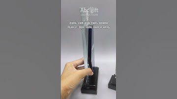 Kỷ niệm chương pha lê in logo Công ty We Are One theo yêu cầu.