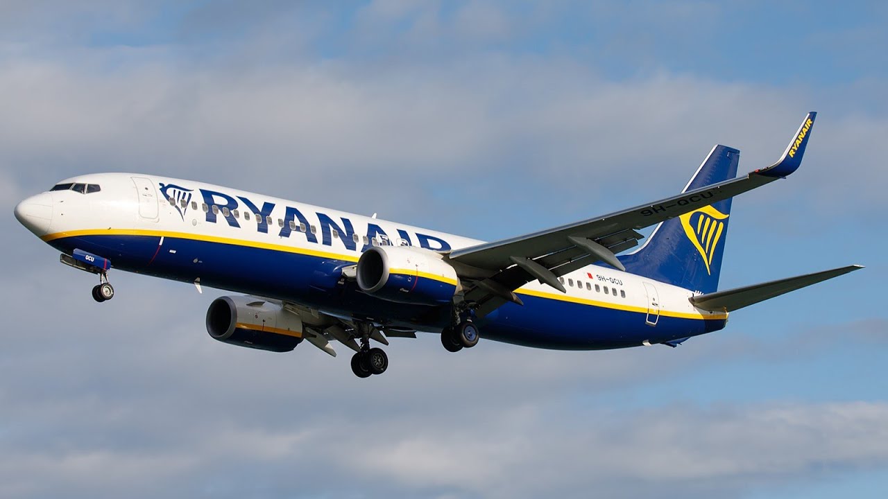 Ryanair Boeing 737-800 Landing at Stansted (4K) - YouTube