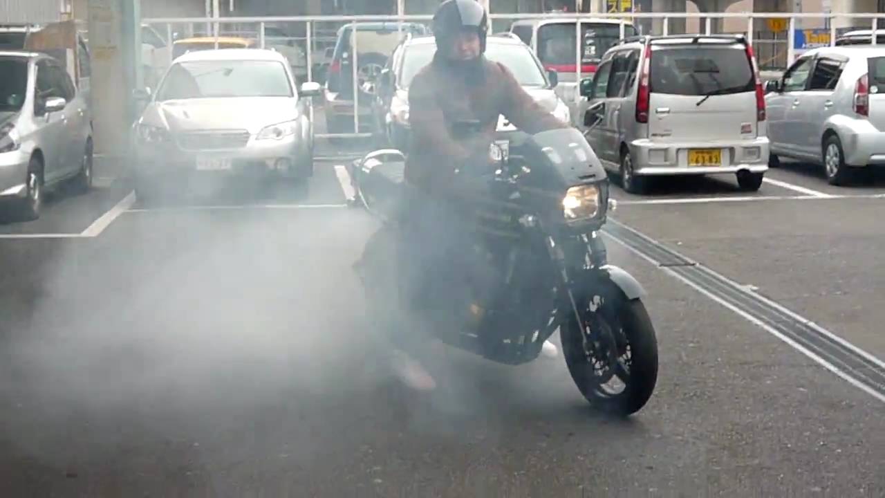 バイクで白煙モクモク～ - YouTube