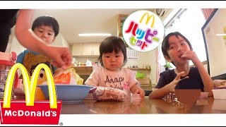 3時のおやつにハッピーセットを食べる兄妹