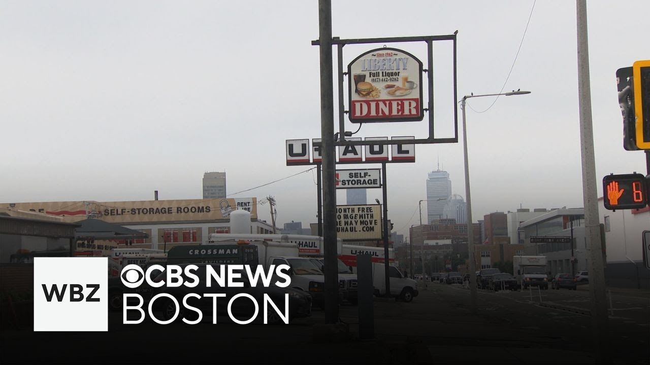Man arrested after 2 are injured in stabbing at Boston diner