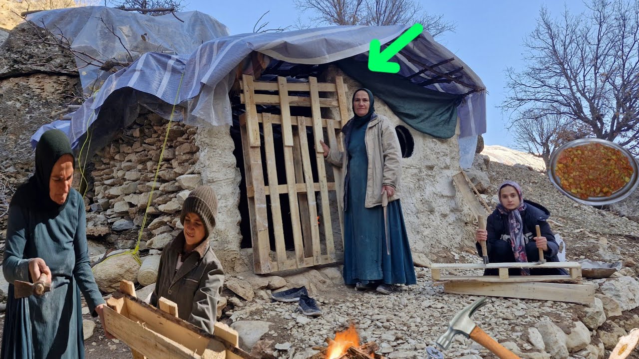 Trying to survive in the mountains | Building a hut and cooking food over a fire🗻🔨🔥