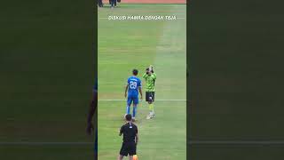 Diskusi Antara Hamra Hehanussa Dengan Teja Paku Alam Saat Pertandingan Pramusim Persib shorts