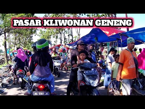 The bustling atmosphere of the Kliwonan market in Tepas Village, Geneng, Ngawi on Sunday Kliwon.