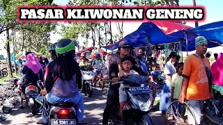 The bustling atmosphere of the Kliwonan market in Tepas Village, Geneng, Ngawi on Sunday Kliwon.