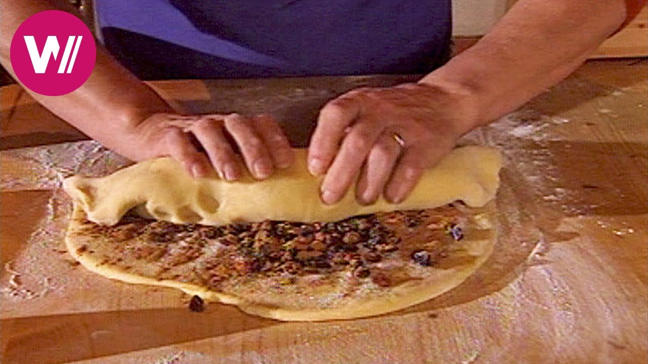 Kärntner Reindling mit Festtagssuppe | Traditionelles Rezept aus Österreich