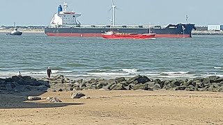 Amazing manoeuvre! On the river mersey!