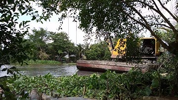 Cận cảnh xáng cạp múc đất trên bờ sông