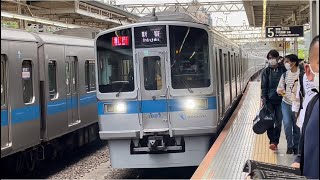 小田急1000形1097編成(8両目試験塗装車)が空笛を2発鳴らしながら新百合ヶ丘駅に到着するシーン〜ジョイント音良好〜