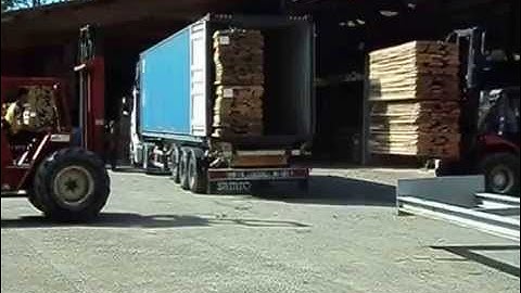 Export beech lumber from France - Loading container (3)