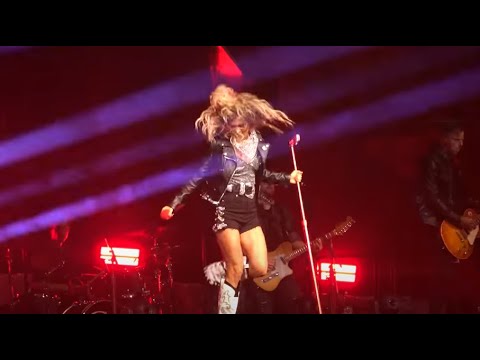 Carrie Underwood covered GUNS N' ROSES' "Welcome To The Jungle" in Greenville, South Carolina