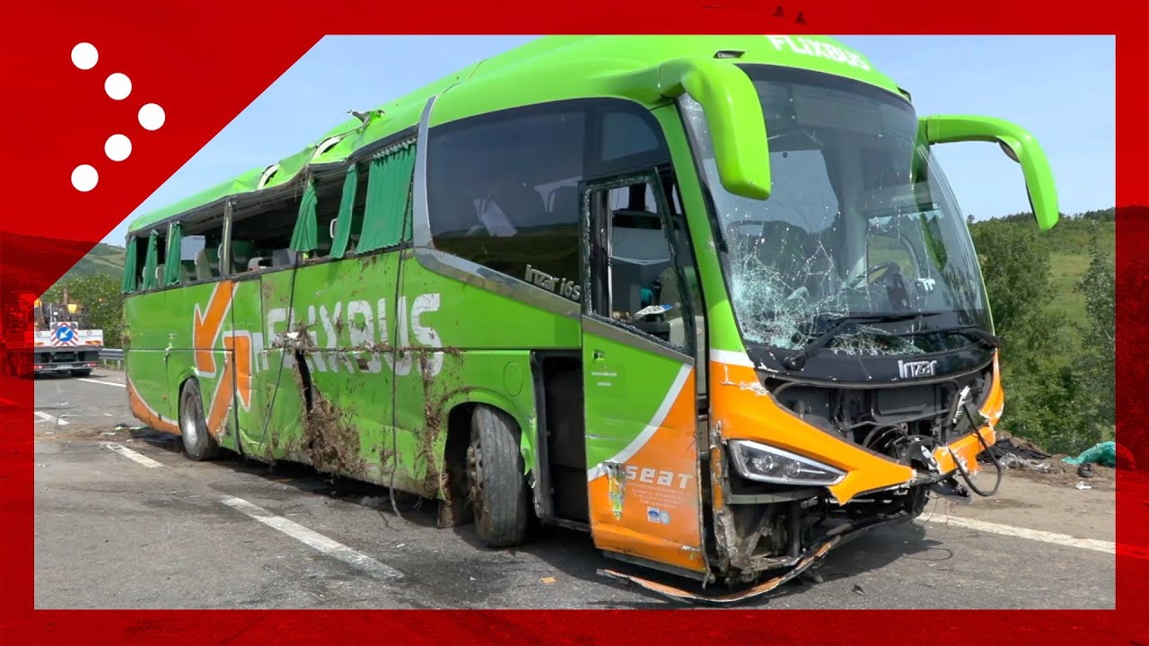 Incidente sulla A16, pullman Flixbus finisce in scarpata: un morto e 14 feriti